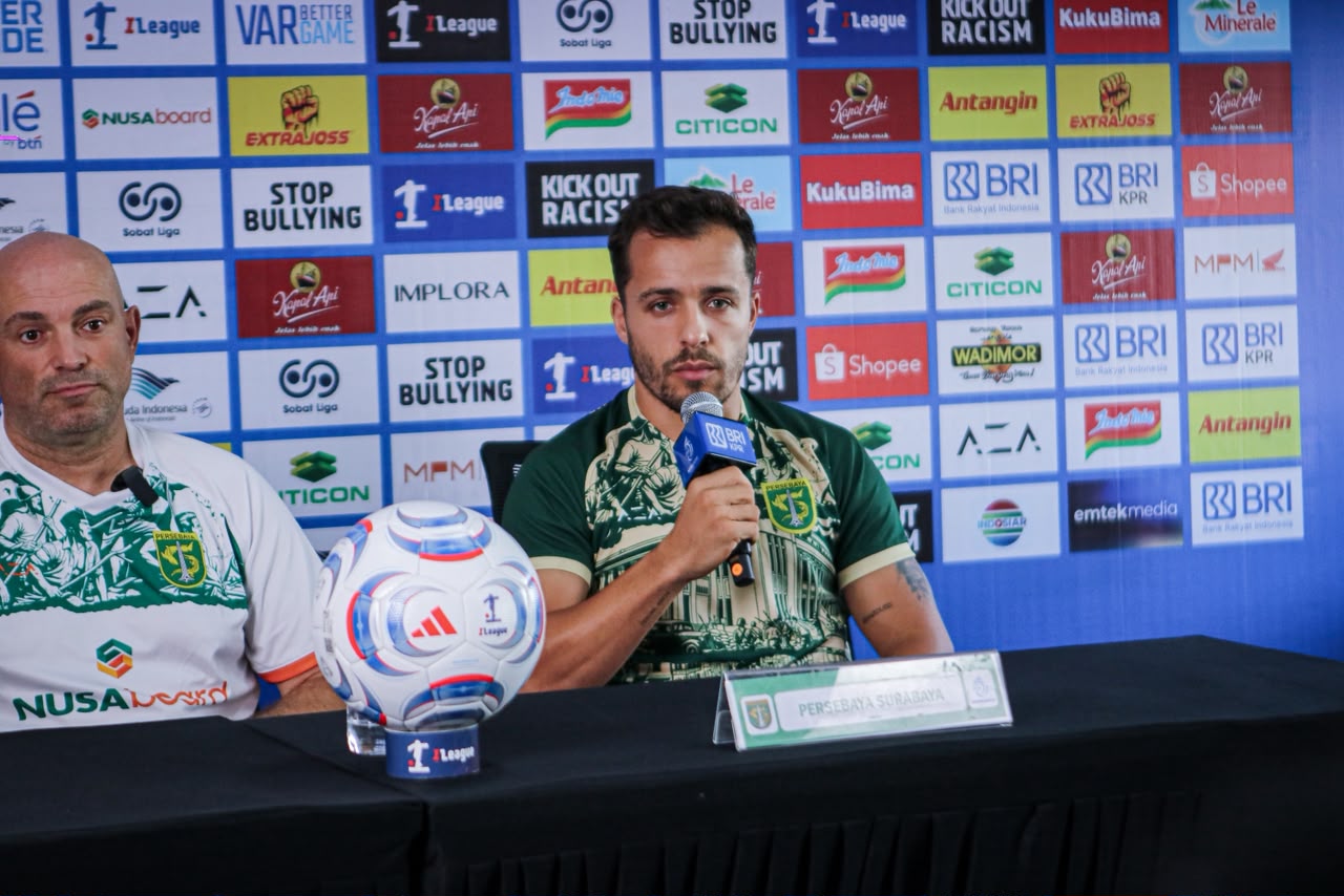 Pelatih Bernardo Tavares dan pemain Miguel Pereira saat memberikan keterangan pers jelang pertandingan Persebaya vs PSS Sleman.