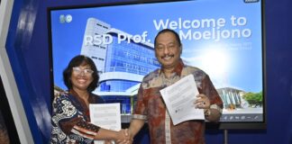 Kesehatan Mental Atlet Jadi Prioritas, Ini Terobosan KONI Jatim Gandeng RSJ Menur! Jabat tangan Ketua Umum KONI Jatim Muhammad Nabil dan Direktur RSD Prof. Dr. Moeljono Vitria Dewi dalam kerja sama layanan kesehatan mental atlet.