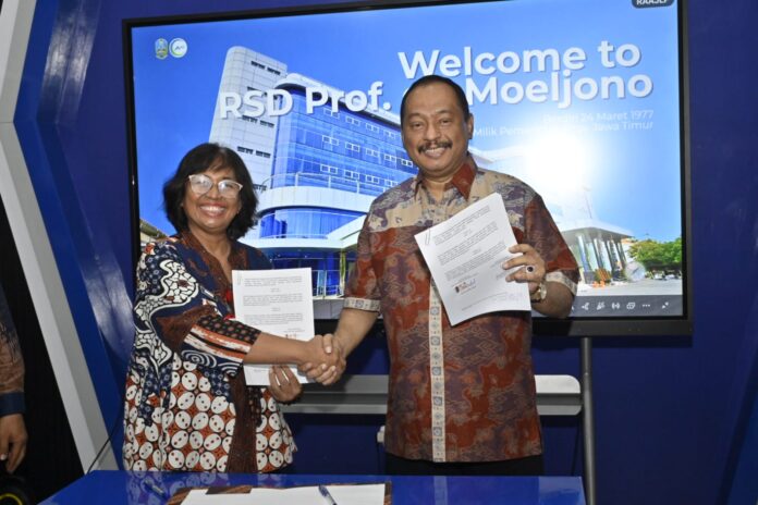 Jabat tangan Ketua Umum KONI Jatim Muhammad Nabil dan Direktur RSD Prof. Dr. Moeljono Vitria Dewi dalam kerja sama layanan kesehatan mental atlet.