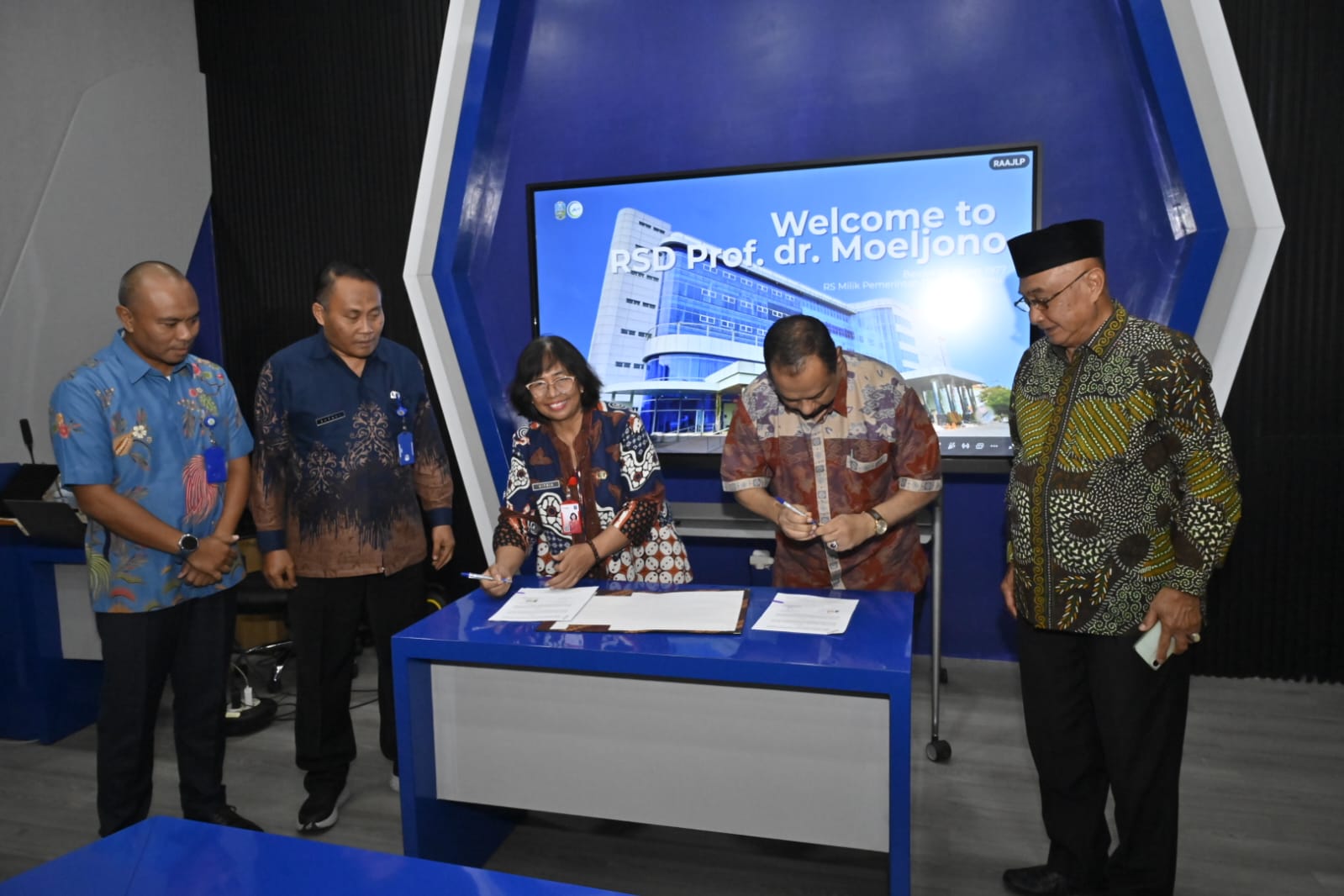 Penandatanganan perjanjian kerja sama pelayanan kesehatan antara KONI Jatim dengan RSD Prof. Dr. Moeljono atau RSJ Menur.