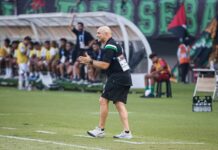 Persebaya vs Persijap: Bajul Ijo Wajib Bongkar Ancaman Parkir Bus Demi 3 Poin Pelatih Bernardo Tavares bakal terus memberikan instruksi taktik dari pinggir lapangan Stadion Gelora Bung Tomo saat Persebaya vs Persijap besok malam.