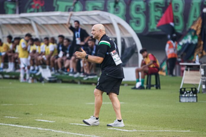 Pelatih Bernardo Tavares bakal terus memberikan instruksi taktik dari pinggir lapangan Stadion Gelora Bung Tomo saat Persebaya vs Persijap besok malam.