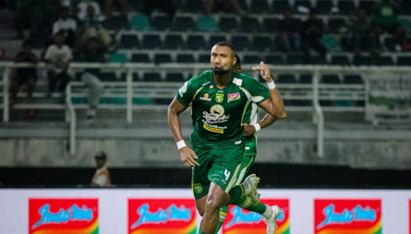 Aksi bek Persebaya Yuran Fernandes saat mengamankan lini pertahanan dalam laga lanjutan Super League.