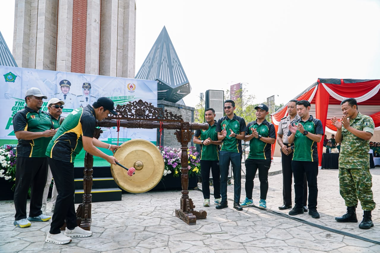 Bupati Sidoarjo Subandi memukul gong tanda dimulainya tahap pertama Puslatkab menuju Porprov Jatim X 2027.