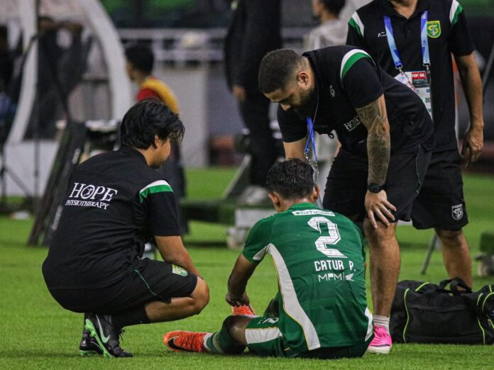 Rotasi pemain bakal menjadi opsi Persebaya ketika Arief Catur mendapatkan perawatan medis pada laga sebelumnya.